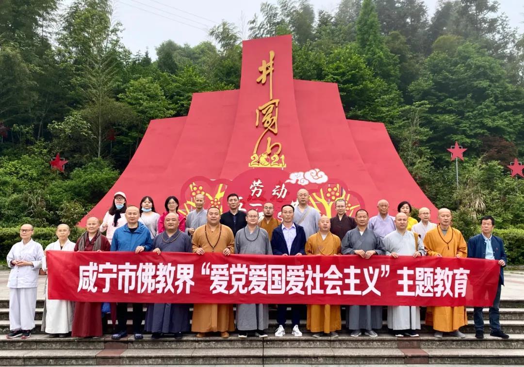 她哭了！蔡卓妍钟欣潼同框献唱：红裙翩翩，美得不可方物！
