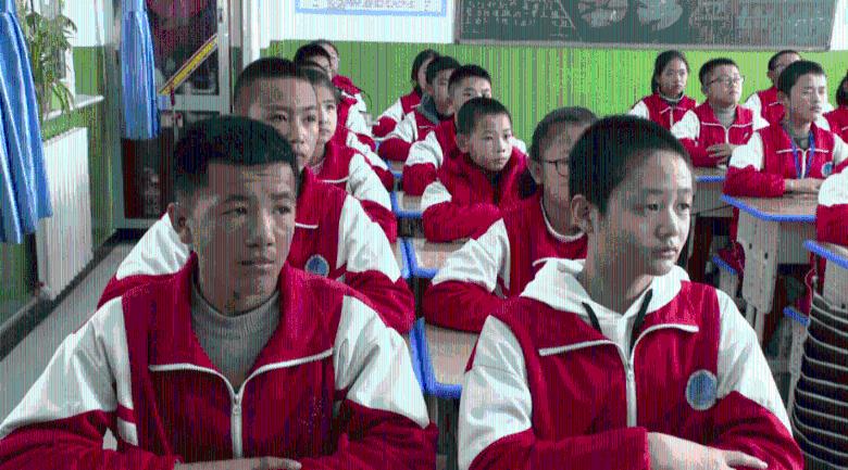 自治区政协十三届二次会议开幕!